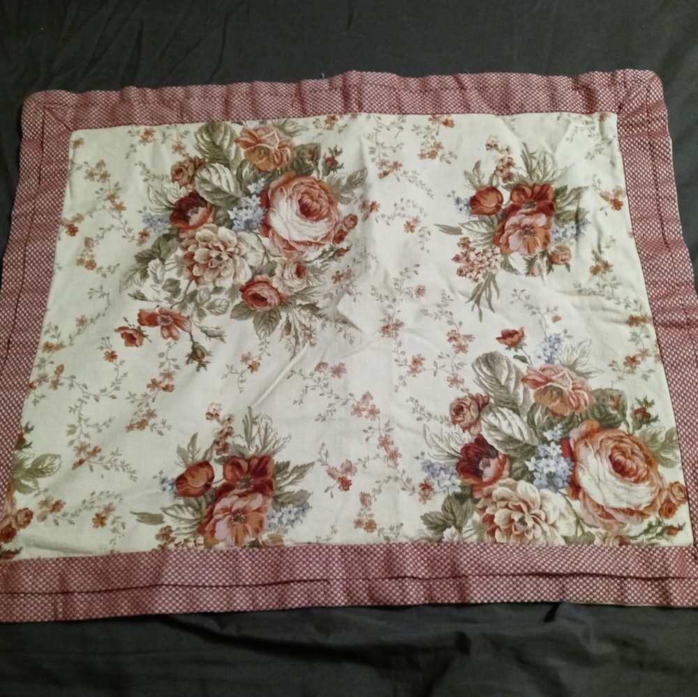 🌇WAVERLY HOME 🏡 SHAM COVERS🏩VINTAGE SIZE 28"×23",NICE FLORAL. 🏖